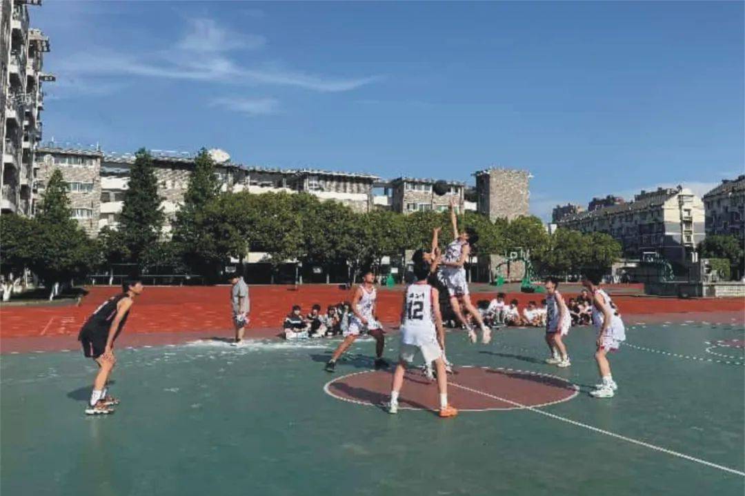 浓眉哥新星反败为胜表现突出，FPX前途光明！赛场气氛高涨
